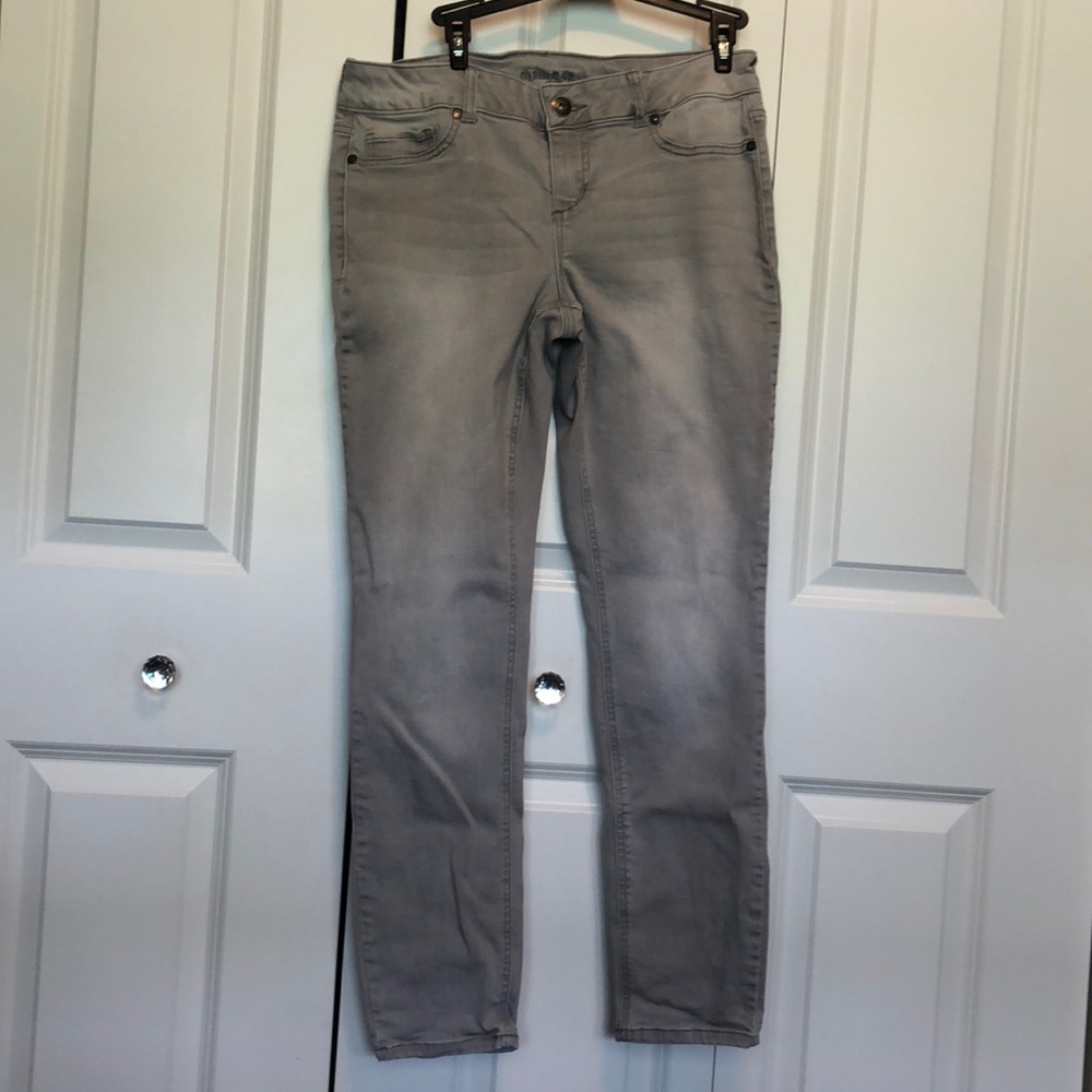 Maurices light gray jeans women’s L- S